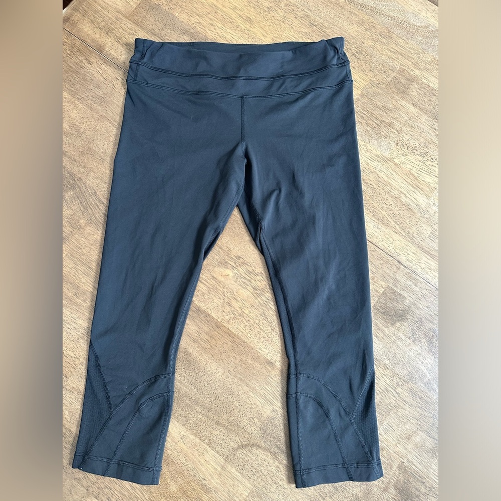 Lululemon athletica size 10 black pants, leg mesh, back pocket, ex condition
